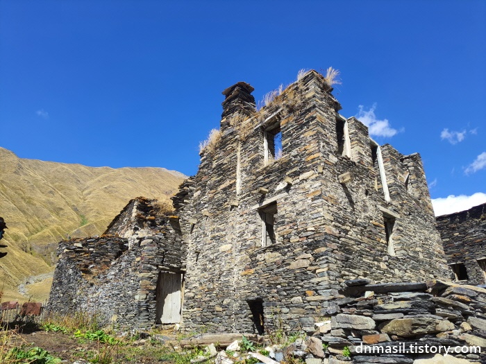 우쉬굴리 마을의 폐건물