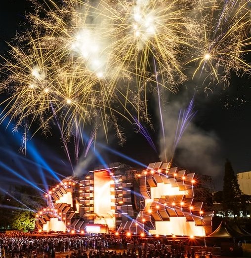 워터밤의 야간 불꽃과 함께하는 공연 사진