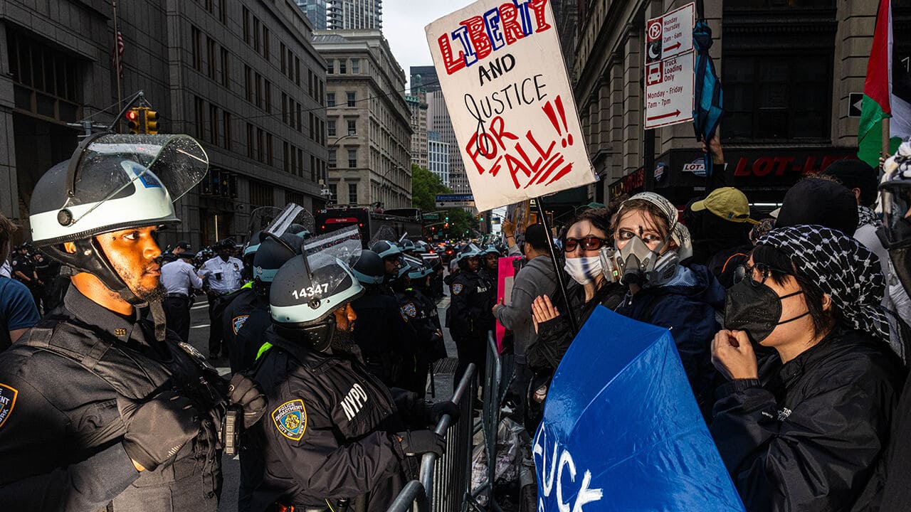 반트럼프 시위대와 대치중인 NYPD