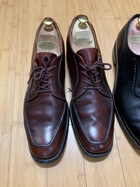 사피르 비즈 왁스 케어 후 브라운 구두 &ndash; 은은한 광택과 깊어진 색감으로 개선된 After 상태