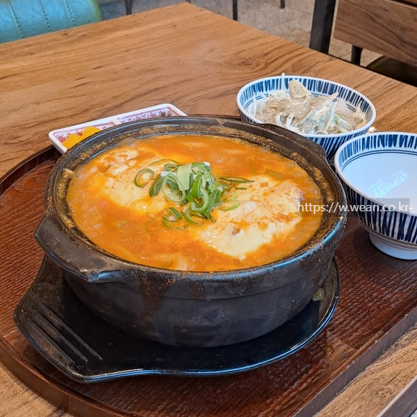 김치나베가 식탁에 놓여있어요.