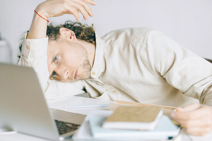 피곤에-지친-남성