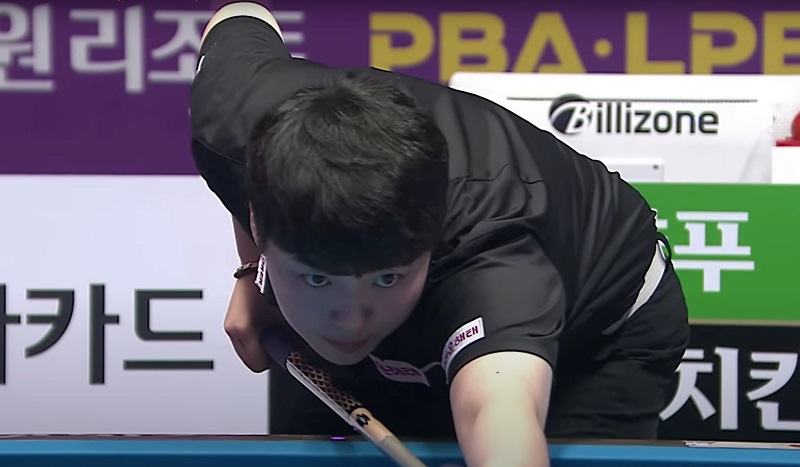 하이원리조트 LPBA 챔피언십 준우승자, 백민주 당구선수가 스트로크를 하고 있는 모습