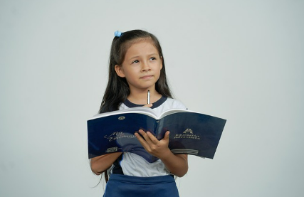 유아 교육의 최신 트렌드 : 놀이 중심 교육과 조기 교육 논란