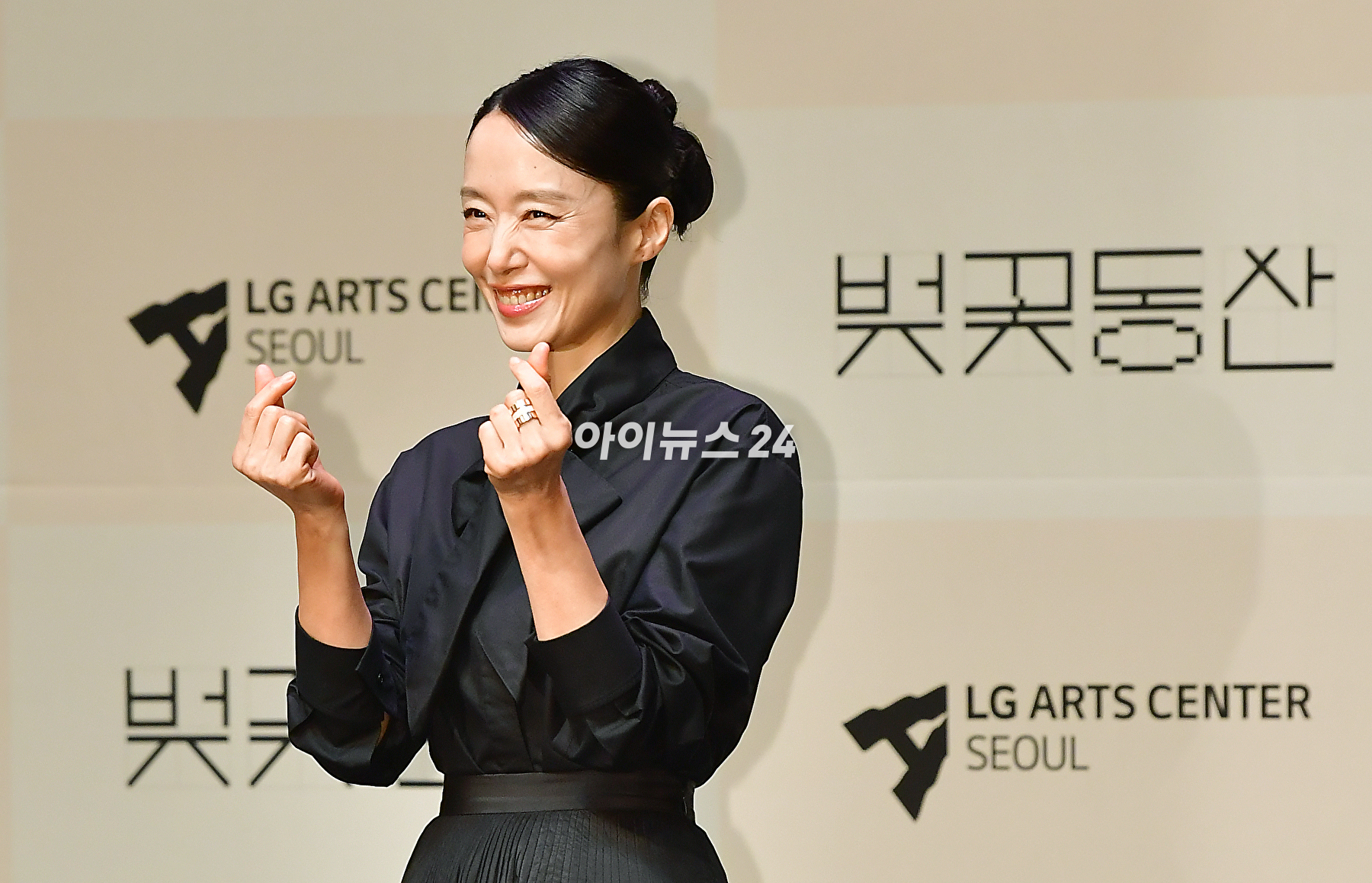 배우 전도연이 23일 오후 서울 강서구 LG아트센터 서울에서 열린 연극 &#39;벚꽃동산&#39; 제작발표회에서 포토타임을 갖고 있다. [사진=곽영래 기자]