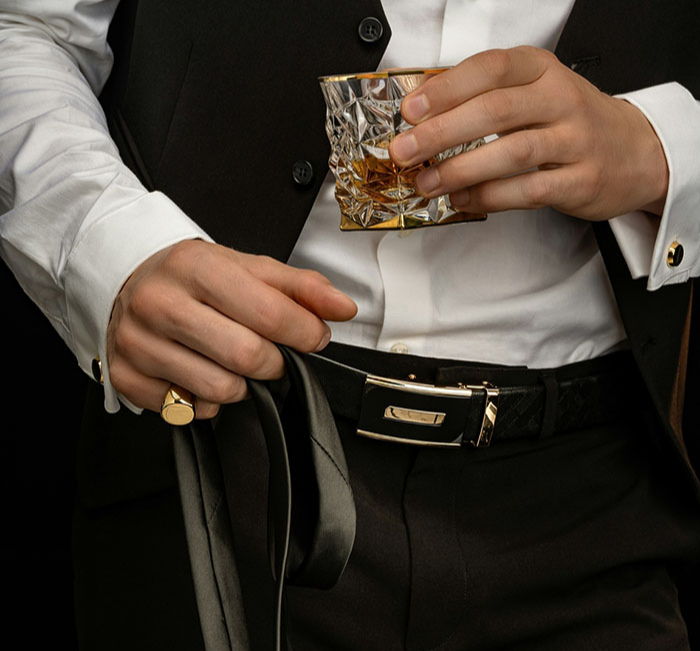 자동 벨트 버클을 착용하고 있는 사진