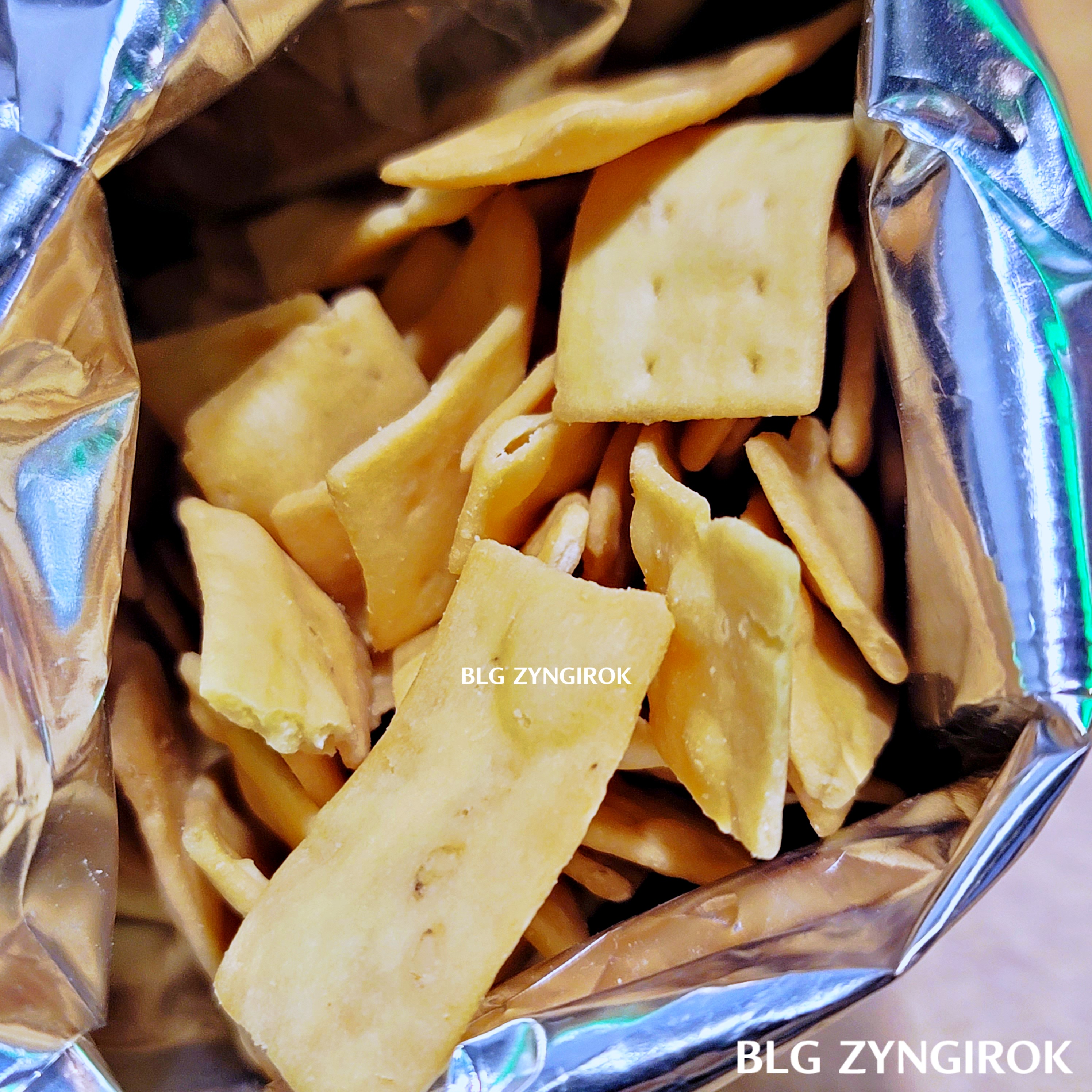 노브랜드 두부과자가 봉지 안에 들어있다.