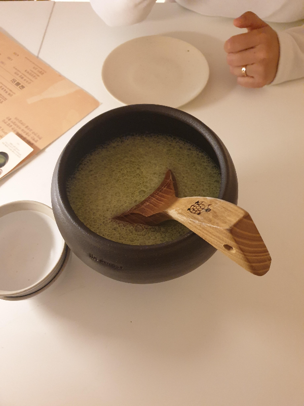 옹기에 나온 말차 막걸리, 나무로 만들어진 국자도 여기와 어울린다.