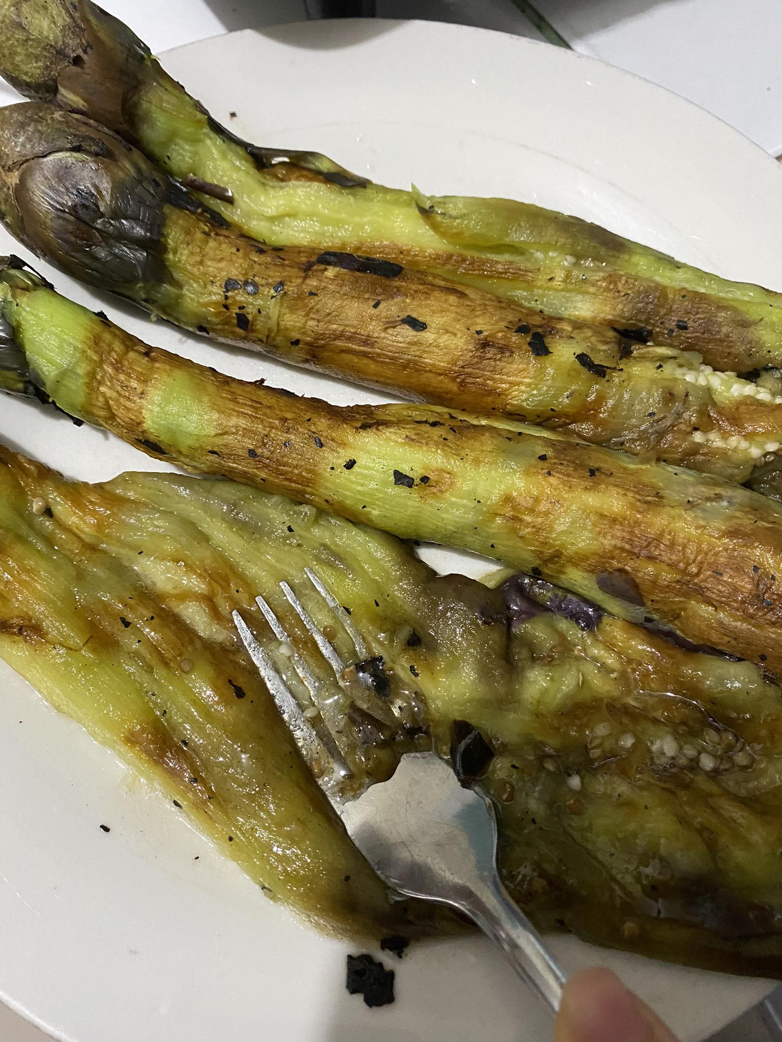필리핀 요리 또땅딸롱 (tortang talong) 만들기 - 가지 눌러주기