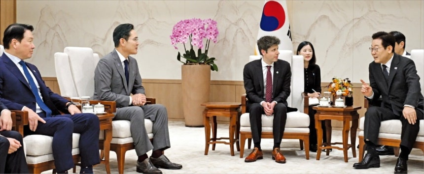 < 李대통령, 올트먼 접견…이재용·최태원도 참석 > 이재명 대통령이 1일 용산 대통령실에서 샘 올트먼 오픈AI 최고경영자(CEO·왼쪽 세 번째), 이재용 삼성전자 회장(두 번째), 최태원 SK그룹 회장과 만나 대화하고 있다. 이 대통령은 “한국이 세계에서 가장 모범적인 인공지능(AI) 테스트베드가 될 것”이라며 “AI고속도로 확충에 속도를 내겠다”고 말했다.