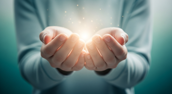 두 손을 모아 내면의 평화를 잡는 듯한 모습, 차분하고 집중된 명상의 순간을 상징합니다.