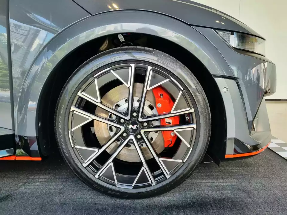 아이오닉 5 N 앞바퀴입니다.