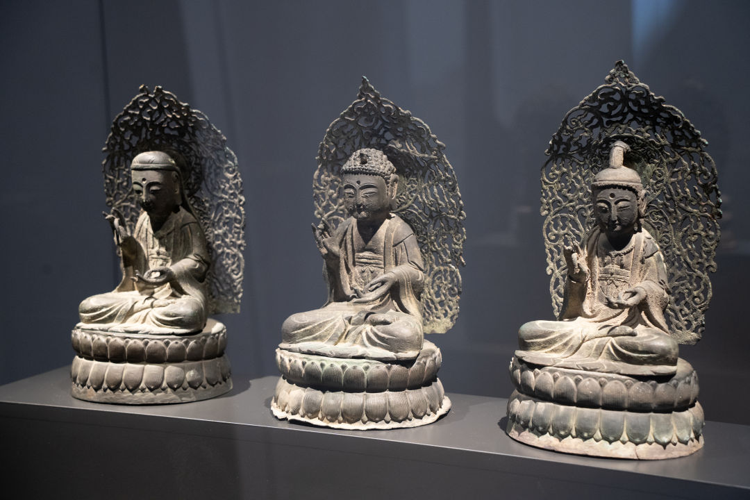 리움 미술관 은제 아미타여래 삼존 좌상