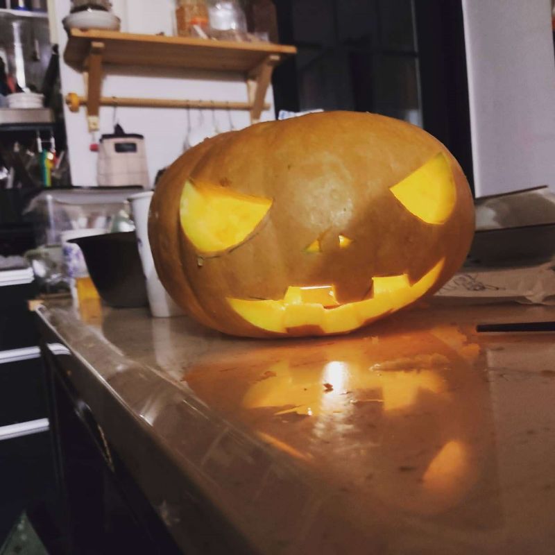 늙은 호박 에 눈코입을 파놓은 사진