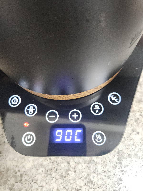 물 온도를 90도로 맞춘 모습. 뜸 들이기 후 바로 온도를 올린다.
