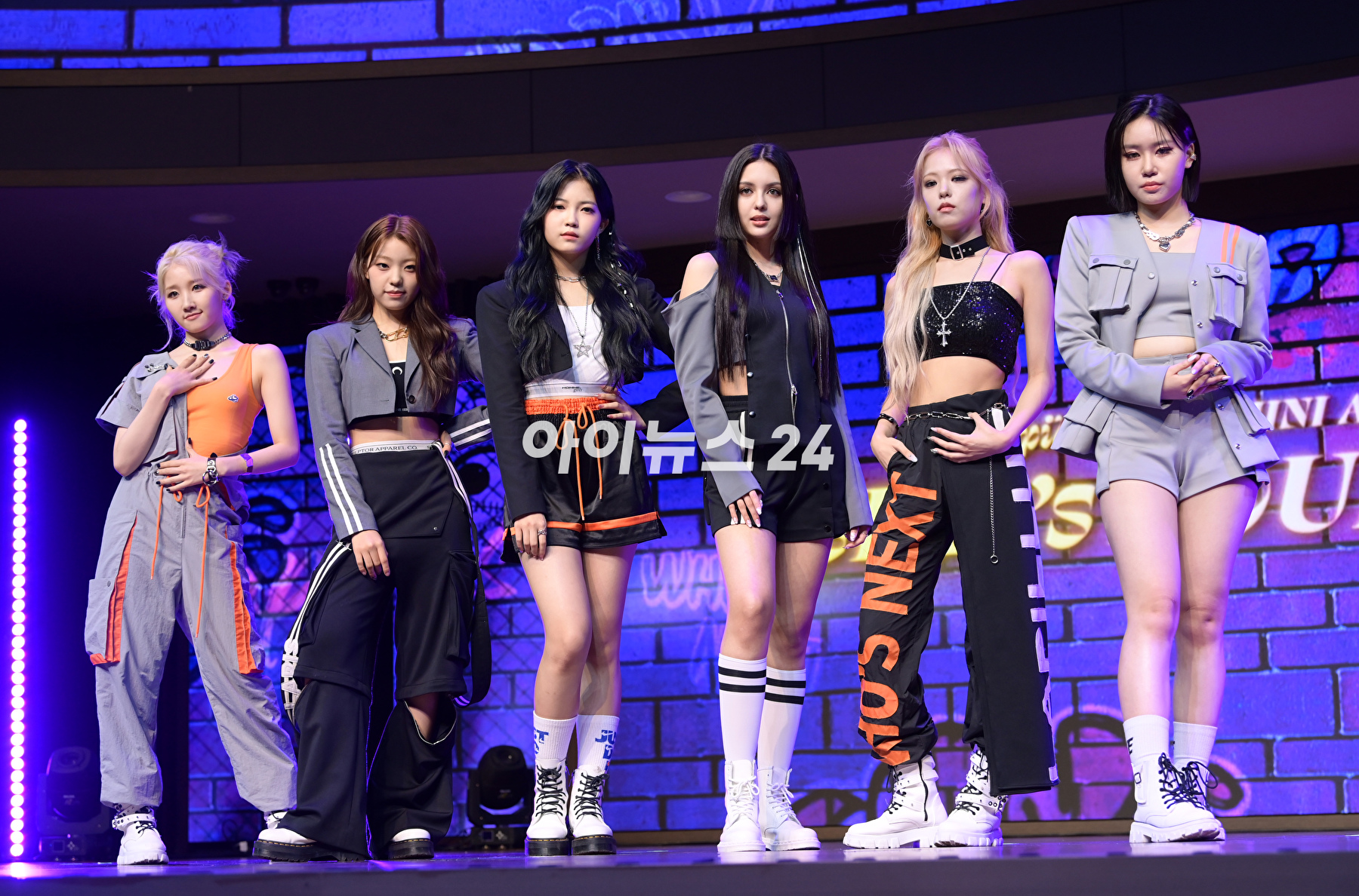 그룹 라필루스가 21일 오후 서울 강서구 스카이아트홀에서 진행된 라필루스(Lapillus) 두 번째 미니앨범 '걸스 라운드 파트 2'(GIRL's ROUND Part. 2) 발매 기념 쇼케이스에 참석하고 있다. [사진=정소희 기자]