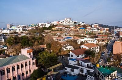 멀리서 본 동피랑 마을