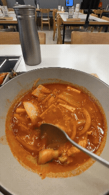 용인 수지구 동천동 바른식탁 김치찌개를 숟가락으로 휘저으며 두부&amp;#44; 고기&amp;#44; 김치 건더기를 확인하는 GIF. 국물이 보글보글 진하게 끓는 모습.