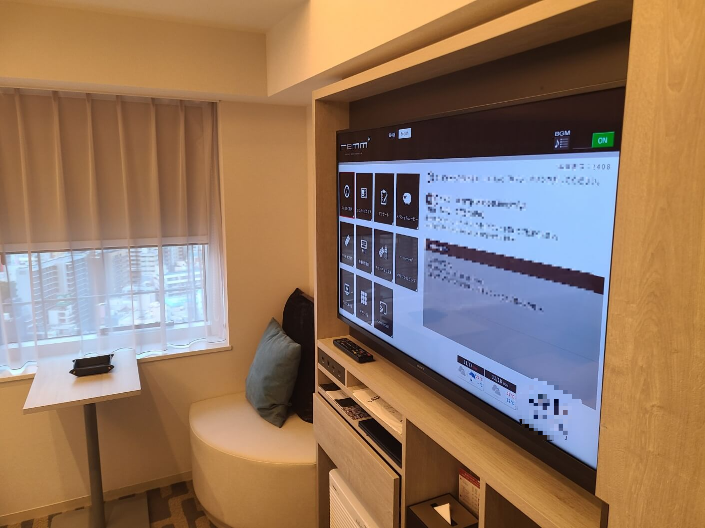 램플러스호텔 객실 내 TV 설치된 모습