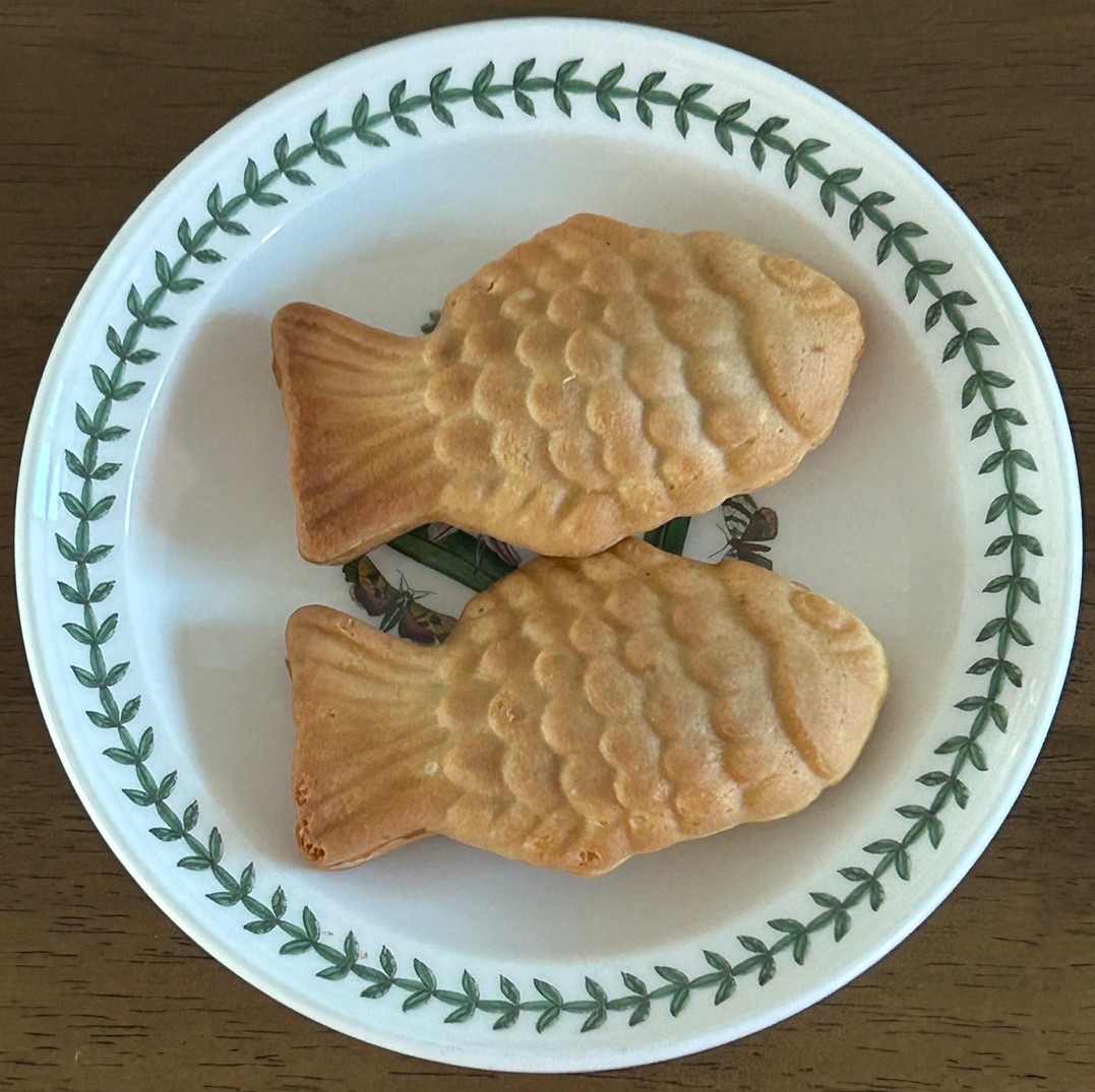 붕어빵 두 개를 구워서 접시에 담은 모습