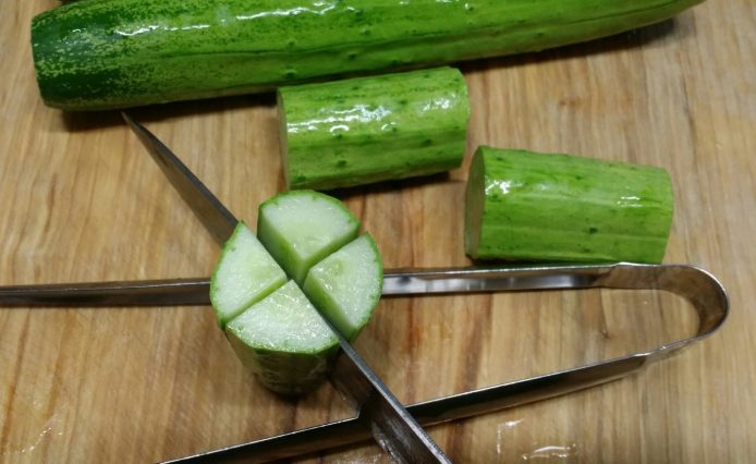 양끝을 남기고 오이에 십자 칼집을 넣는 과정 