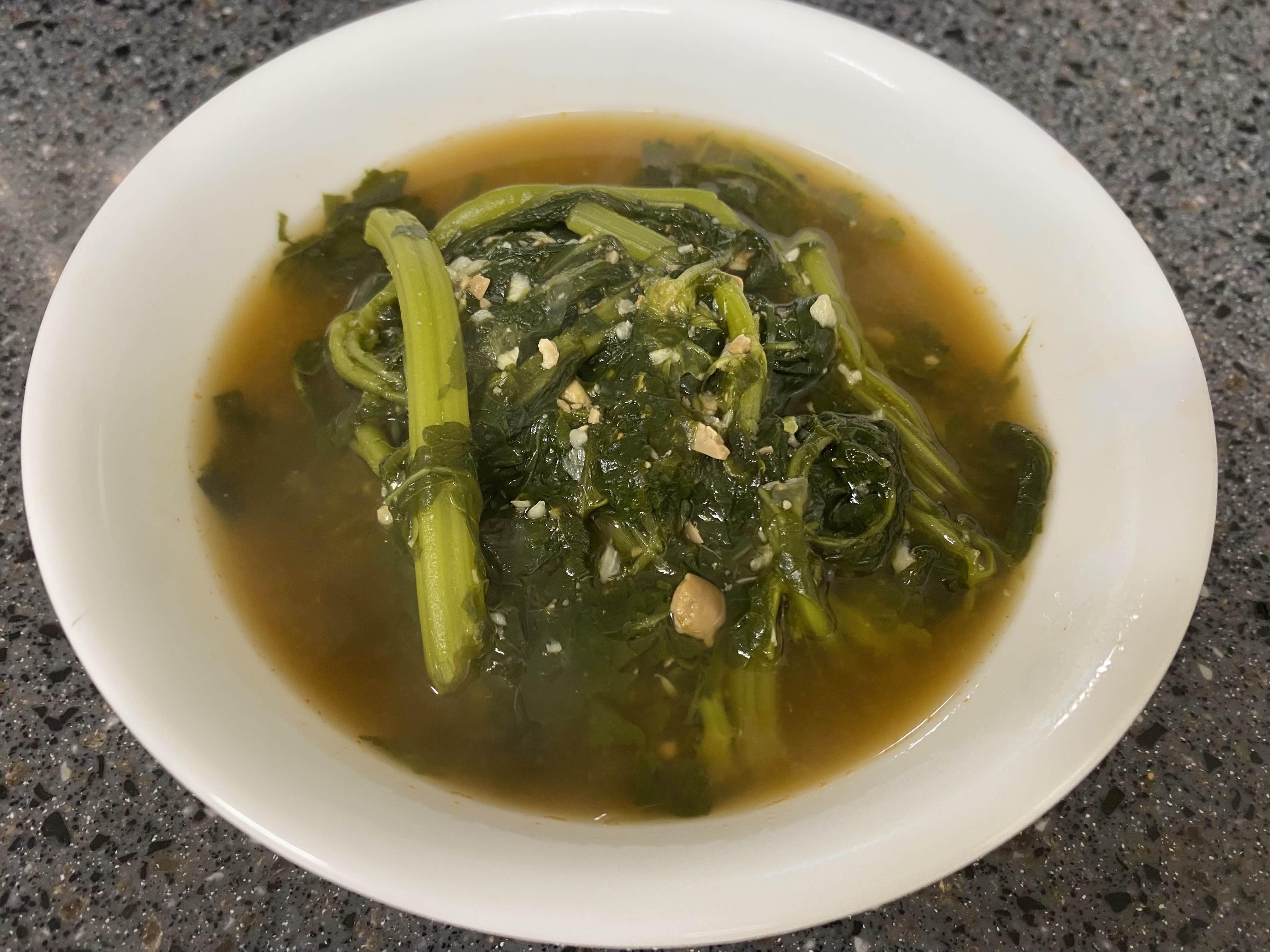 그릇에 담은 건새우 아욱국