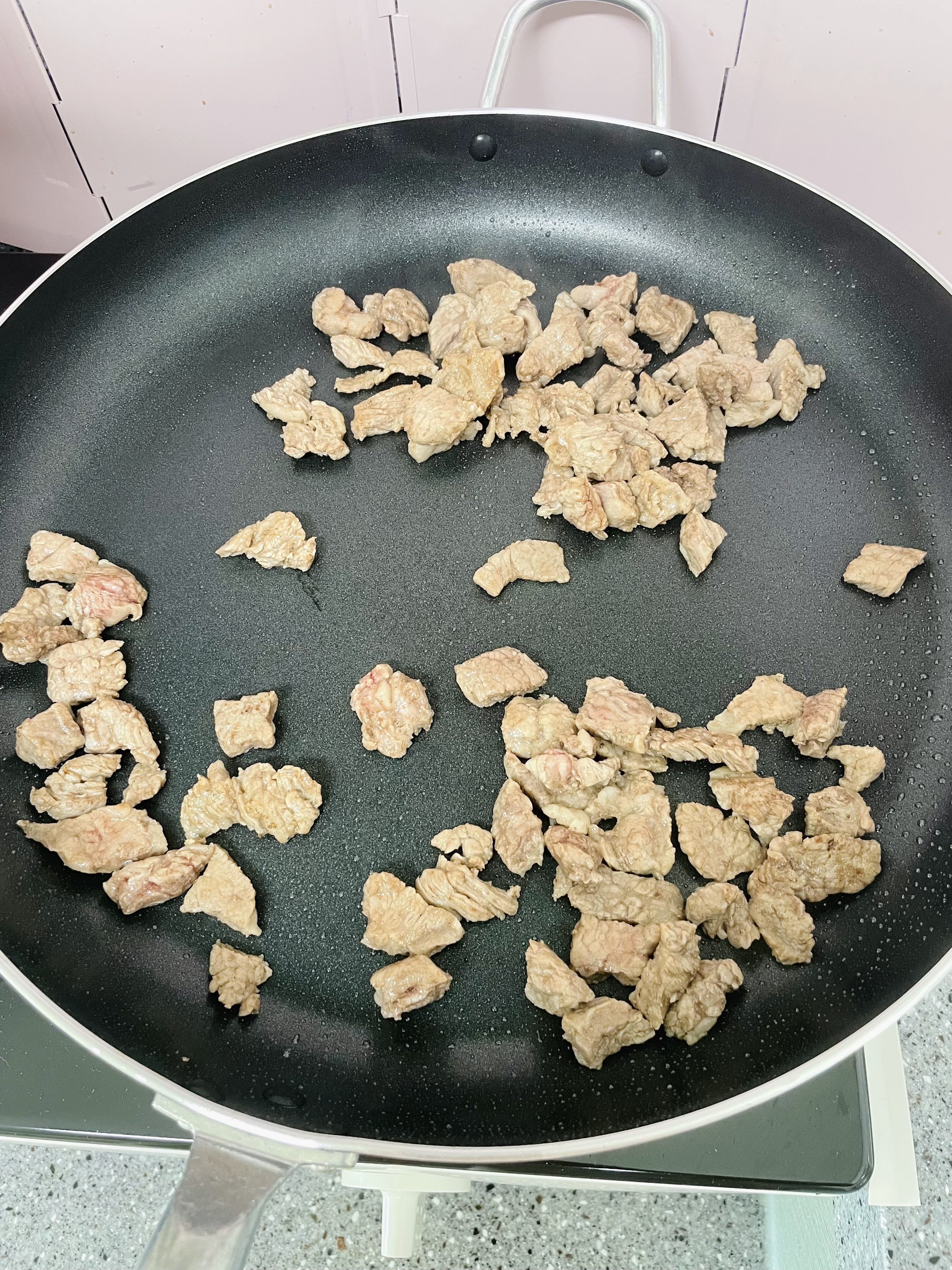 참기름에 소고기를 볶아준 모습입니다.