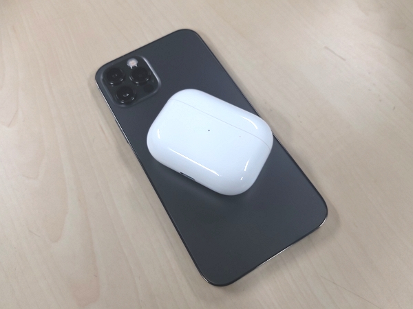 아이폰 뒷면에 에어팟을 놓으면 충전이 가능