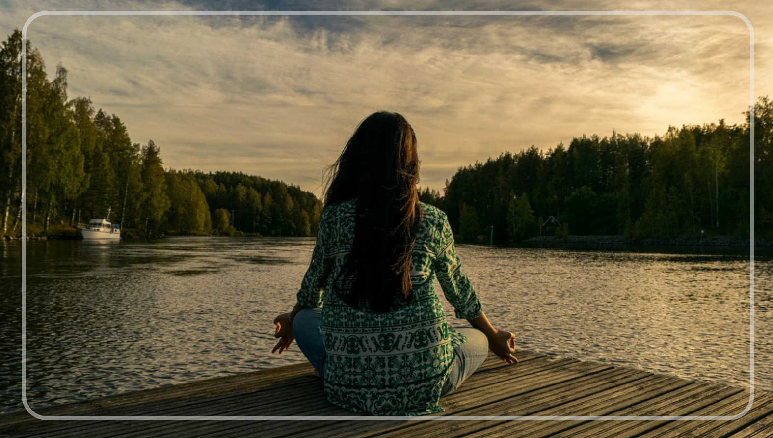 호수에서 명상하는 사람