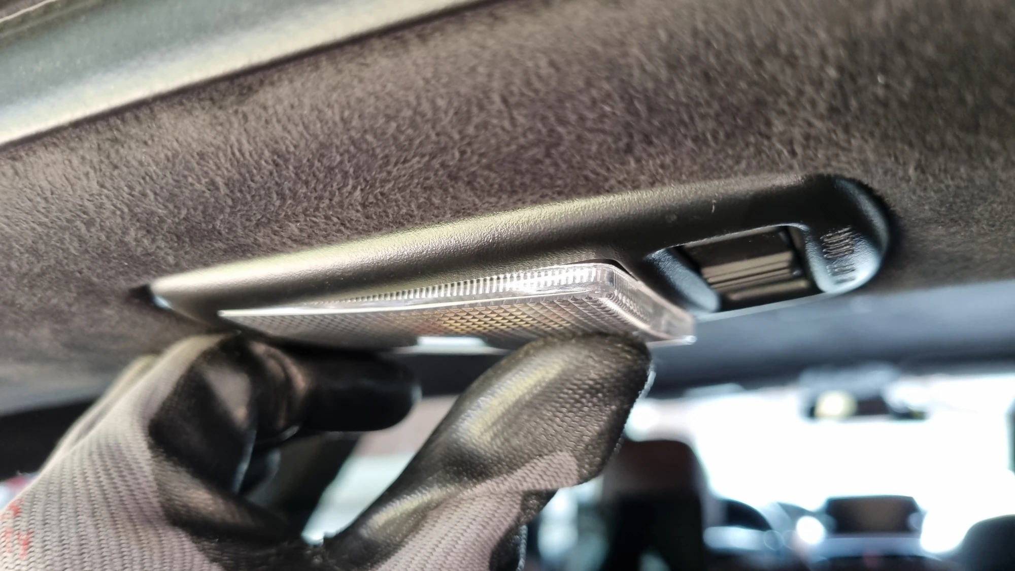 트렁크 조명 커버 끼우는 모습