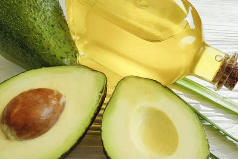 아보카도 오일과 신선한 아보카도 단면, 건강을 챙기는 아보카도 오일 섭취 및 활용법 관련 이미지