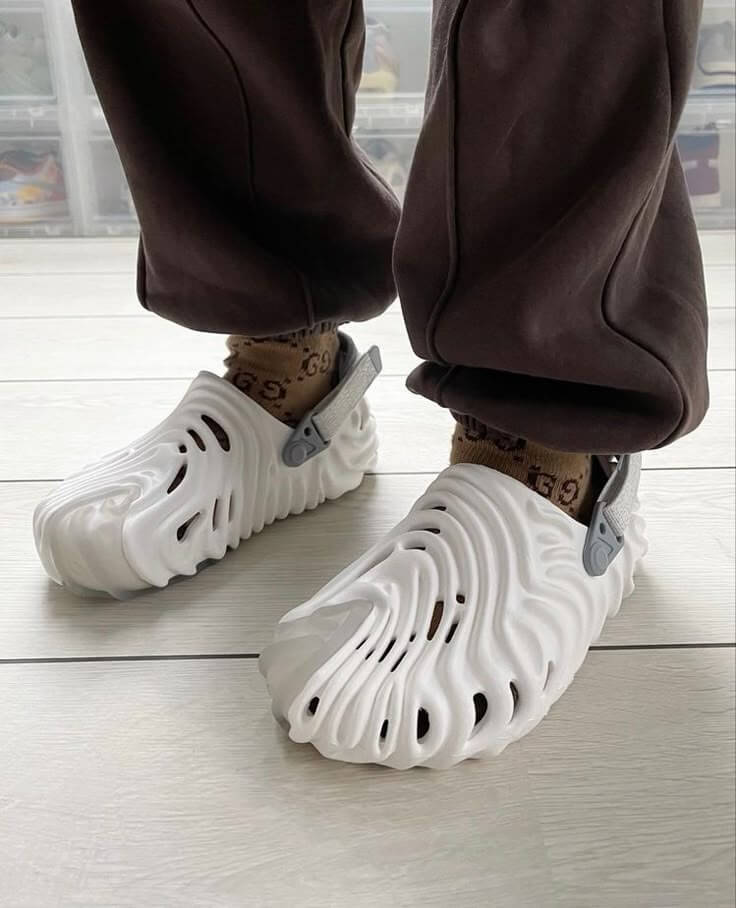 20대 남자 크록스