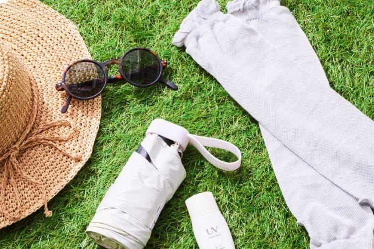 더위 예방을 위한 모자 선글라스 양산은 필수