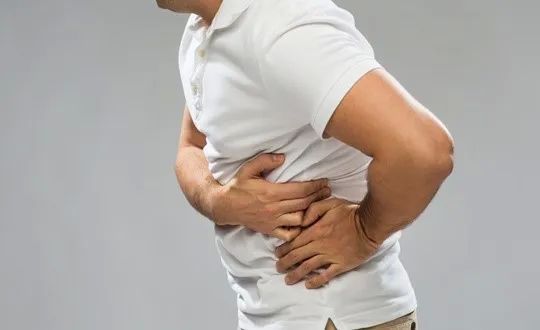 오른쪽 옆구리 뒤쪽 통증 의심되는병