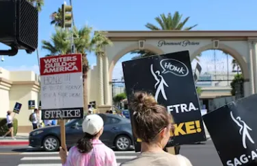 시위하는 사람들