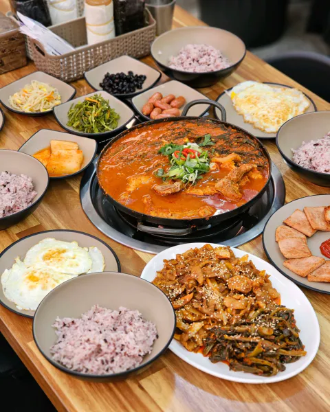 기다려야 제맛 갓김치찌개