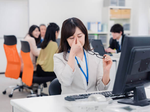 안압 낮추는법&amp;#44; 안압이 높은 이유. 눈 안압을 낮추는 것은 눈 건강을 유지하기 위해 중요한 요소입니다. 안압이 지나치게 높으면 시력 손실이나 심지어 녹내장 등 심각한 질환을 초래할 수 있습니다. 다행히도&amp;#44; 우리는 일상 생활에서 몇 가지 자연적인 방법을 통해 안압을 조절할 수 있습니다.