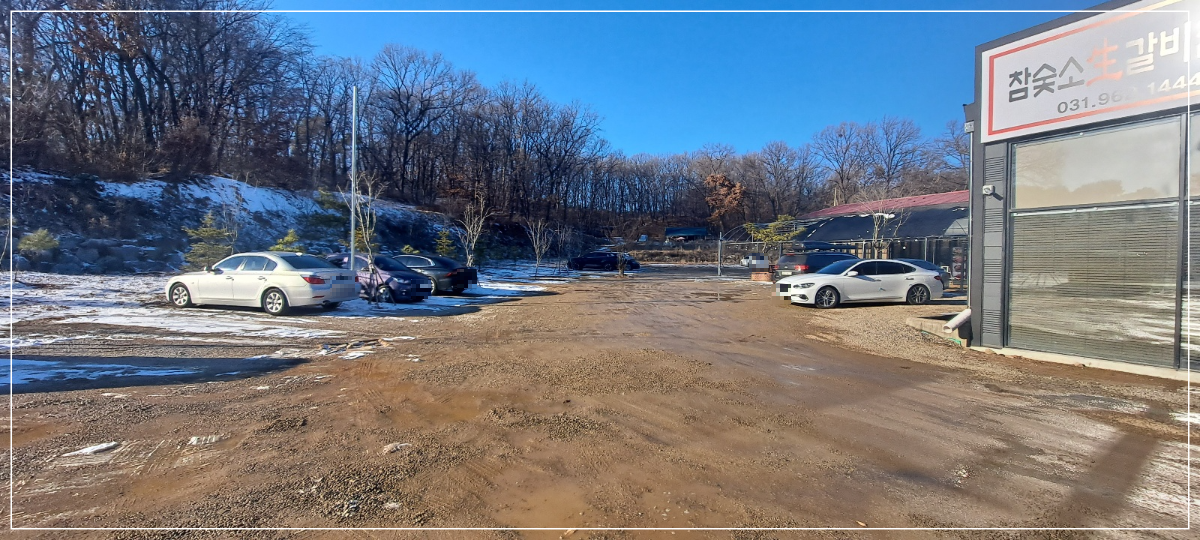 건물-앞-주차장