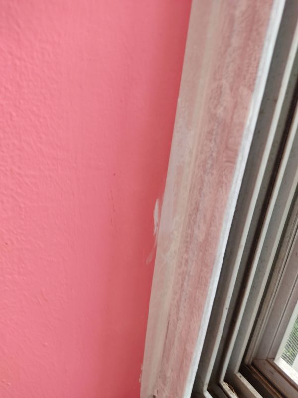 마스킹 테이프를 넘어서 튄 페인트