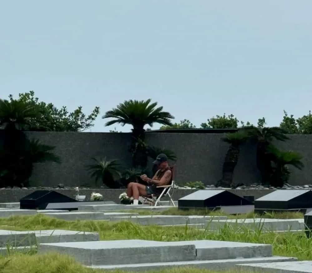 구준엽이 대만 묘역에서 서희원 묘소를 지키며 앉아 있는 모습