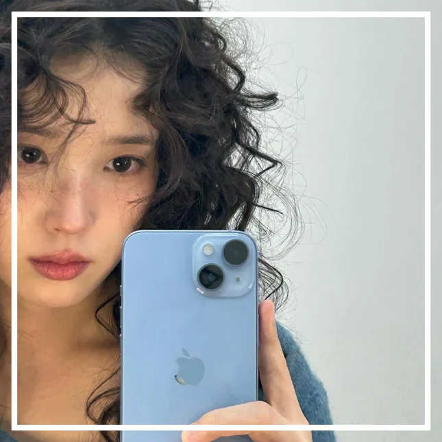 아이유 히피펌 주근깨 메이크업