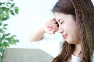 눈이 간지러운 여성