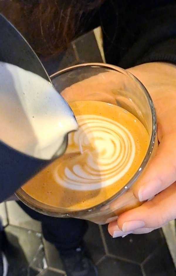 라떼아트 진행하는 중