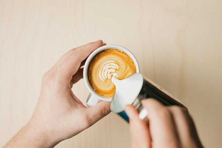 라떼 아트 튜토리얼 - 백조를 따르는 방법