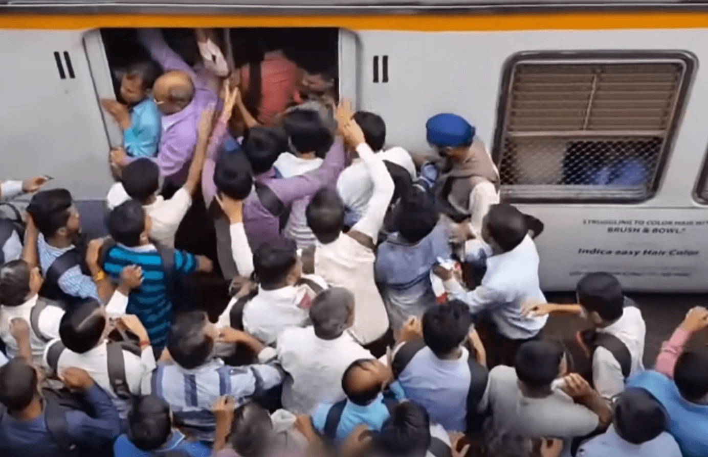 열차에 달려드는 사람들