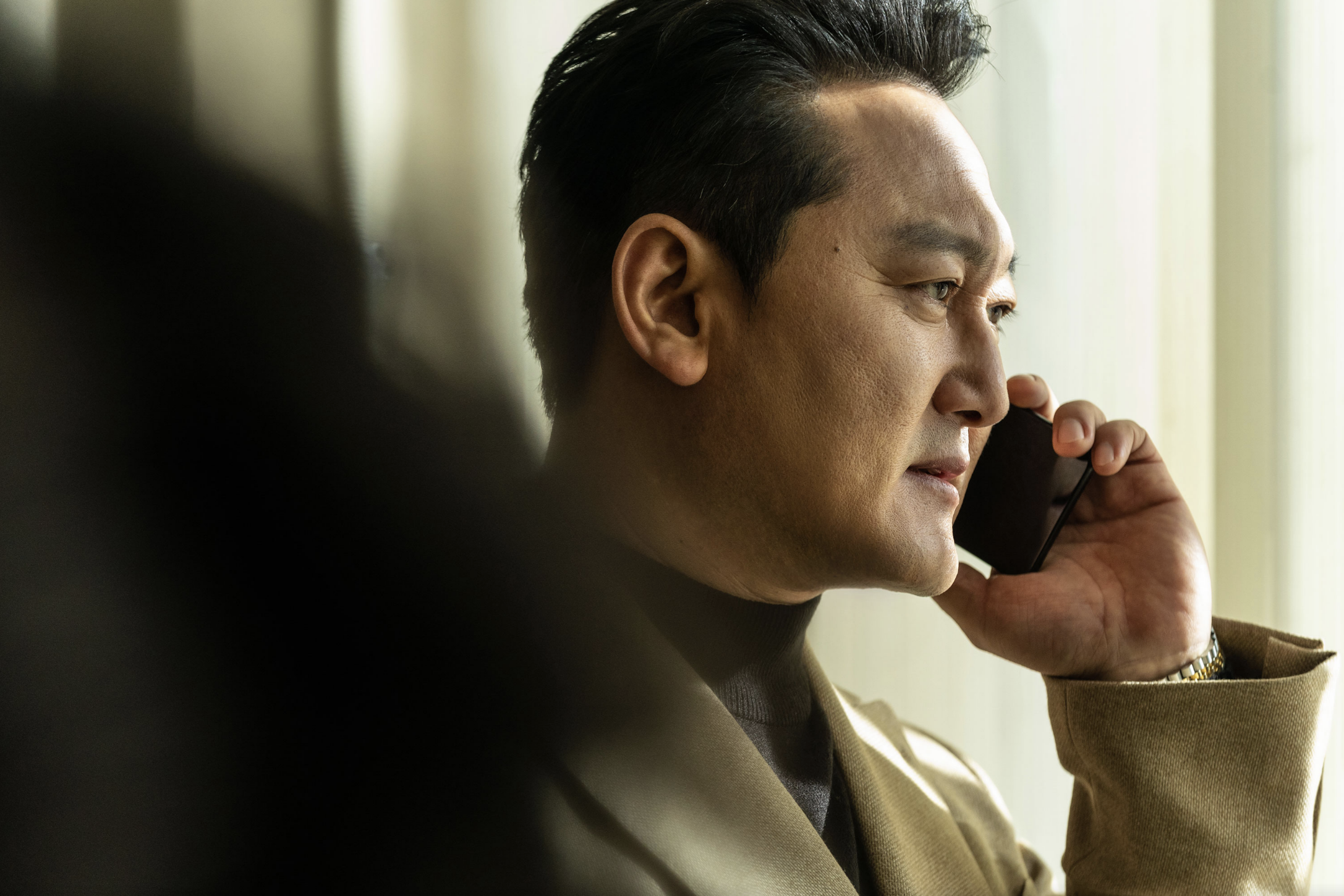 영화 브로큰 정만석이 전화통화 하고 있음