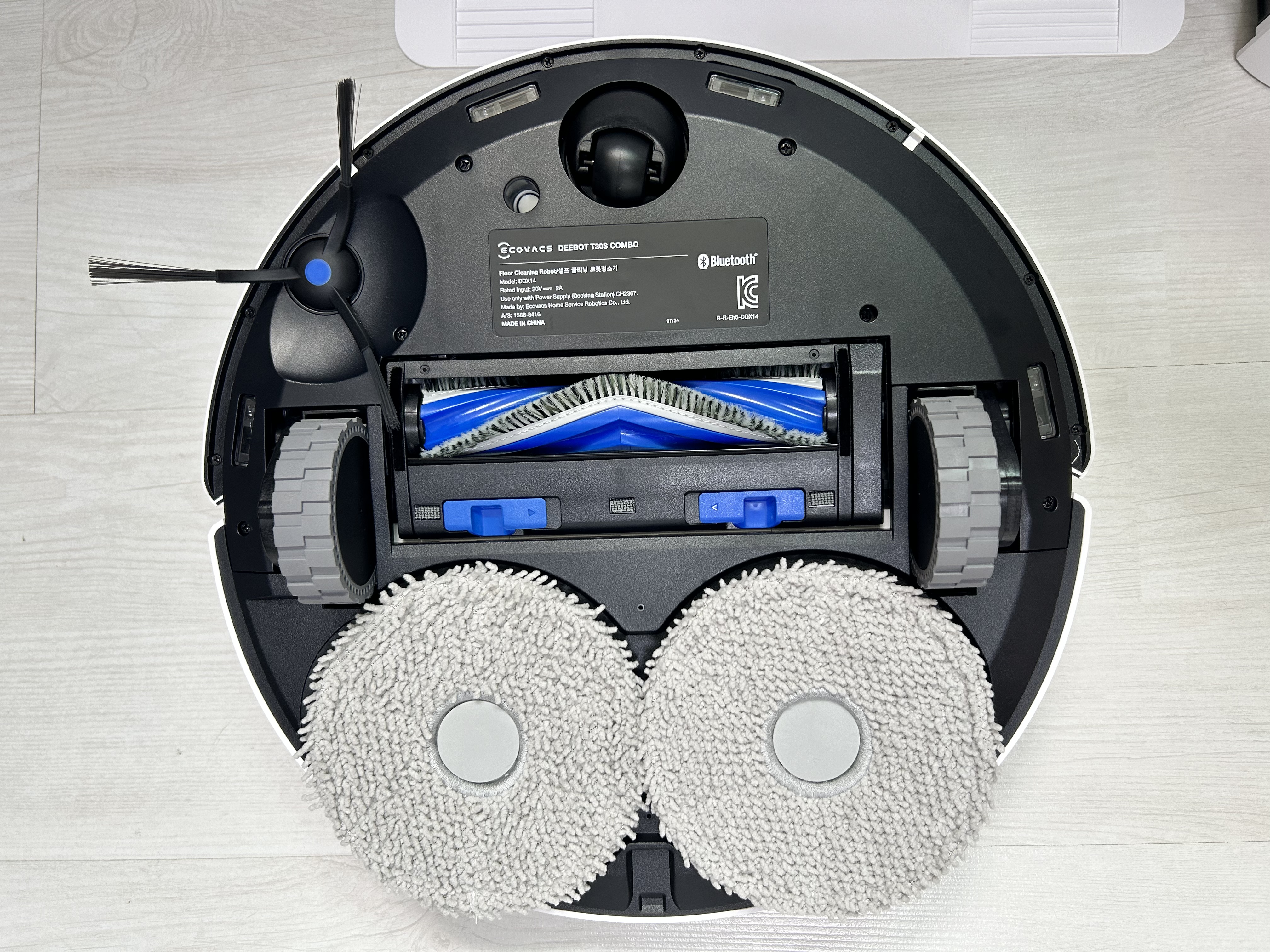 에코백스 디봇 T30S 콤보 로봇청소기 식탁 아래 장애물 회피 및 청소 모습