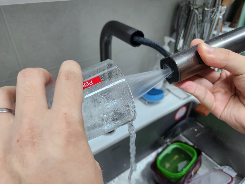 고수압모드 활용하여 긴 컵을 세척하는 모습