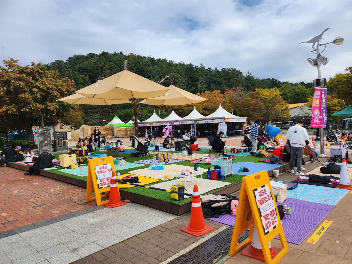 고성-공룡-엑스포-메인광장-분수대앞-자리맡기2