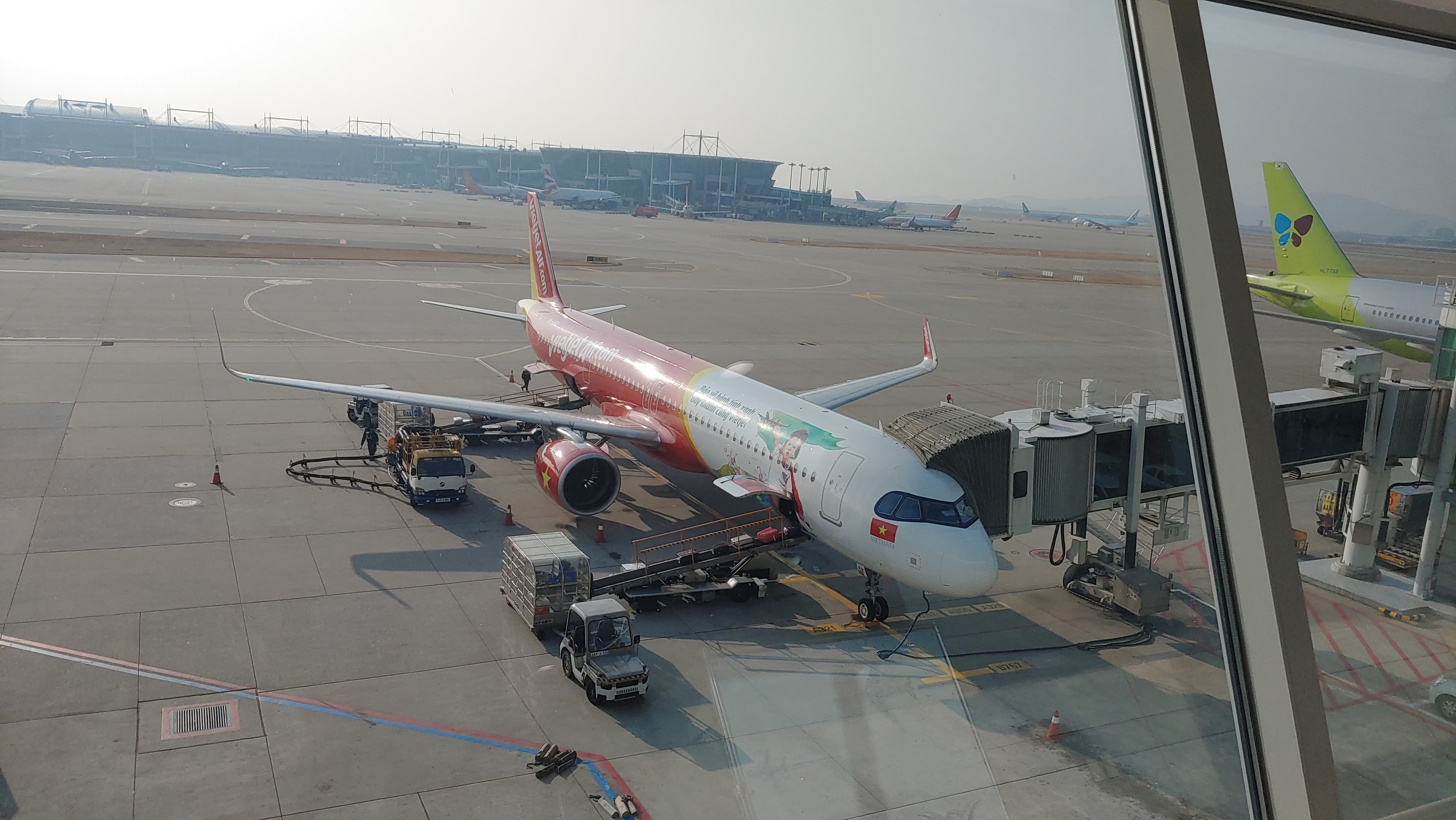 공항에 대기중인 비엣젯 VJ836편